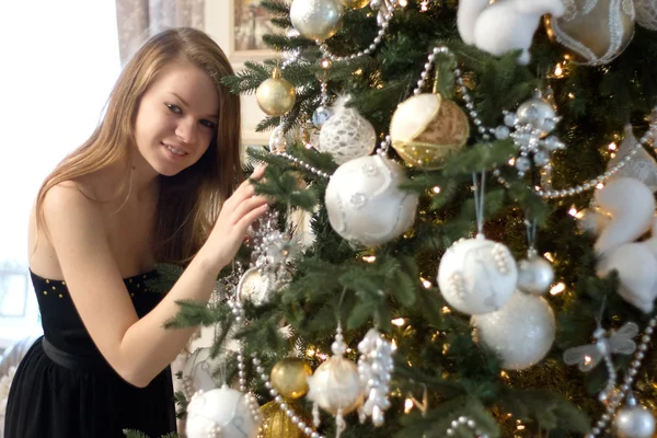 Chica cerca de árbol de Navidad — Foto de Stock