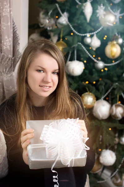 Chica cerca de árbol de Navidad — Foto de Stock