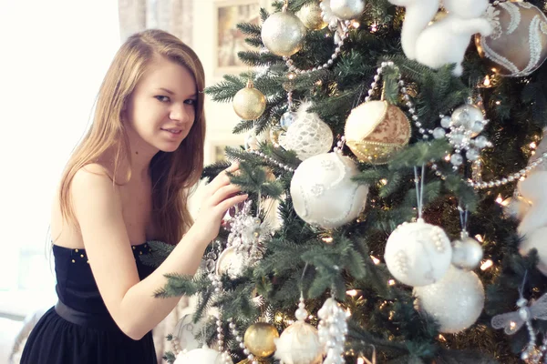 Meisje in de buurt van kerstboom — Stockfoto