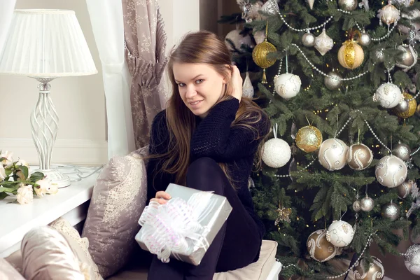 Mädchen in der Nähe von Weihnachtsbaum — Stockfoto