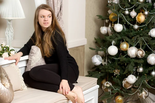 Menina perto da árvore de Natal — Fotografia de Stock