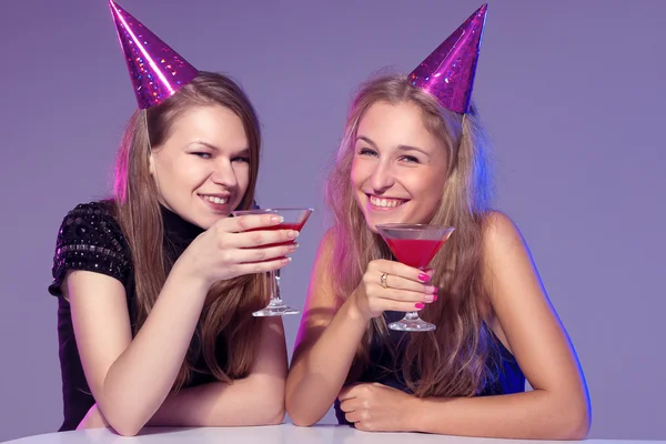 Portret van een glimlachende meisje houden cocktail — Stockfoto