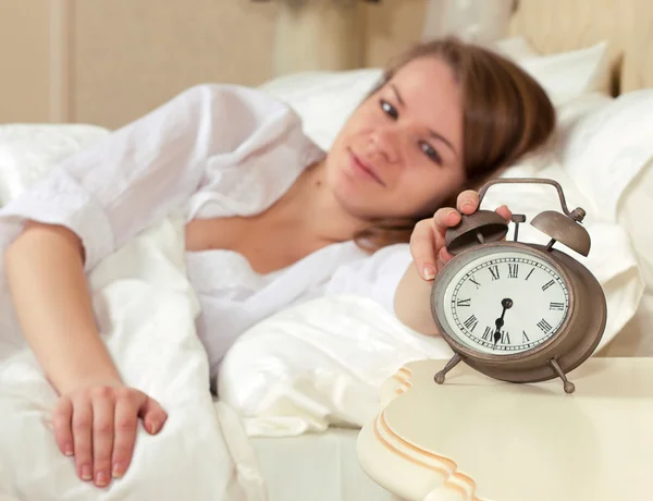 Vrouw hand uit de wekker — Stockfoto