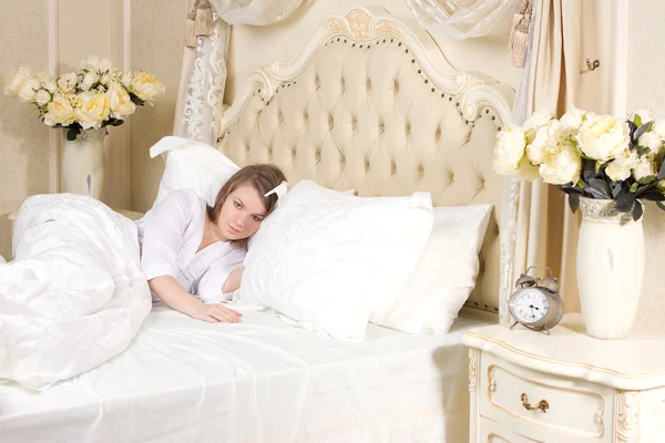 Mujer insomne acostada en la cama —  Fotos de Stock