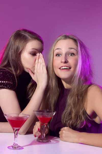 Female friends enjoying cocktails in a nightclub — Stock Photo, Image
