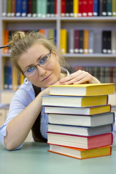 Porträt eines cleveren Studenten mit offener Buchlektüre — Stockfoto