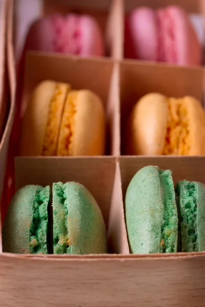 Monivärinen macaroon laatikossa — kuvapankkivalokuva