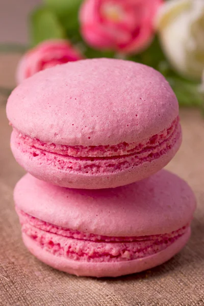 Pink macaroon with raspberry — Stock Photo, Image