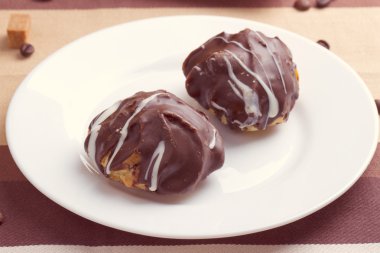 bir tabakta çikolatalı turta