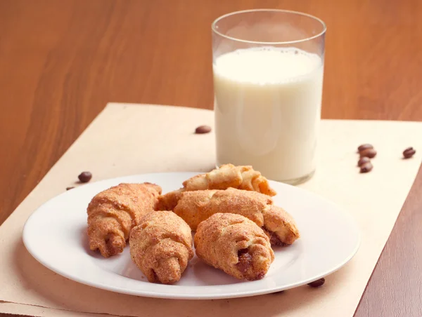 Croissant und Milch — Stockfoto