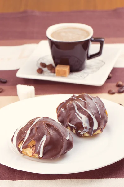 Schokoladenkuchen und Kaffee — Stockfoto