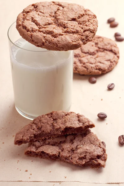 Chocolate cookies with a milk — Stock Photo, Image