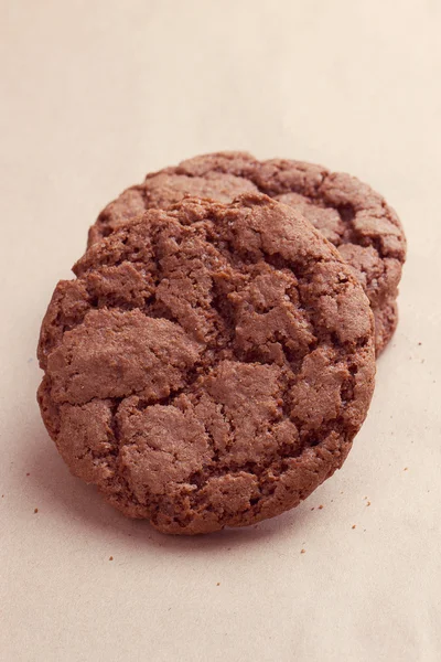 Chocolate chip cookies on brown napkin — Stock Photo, Image