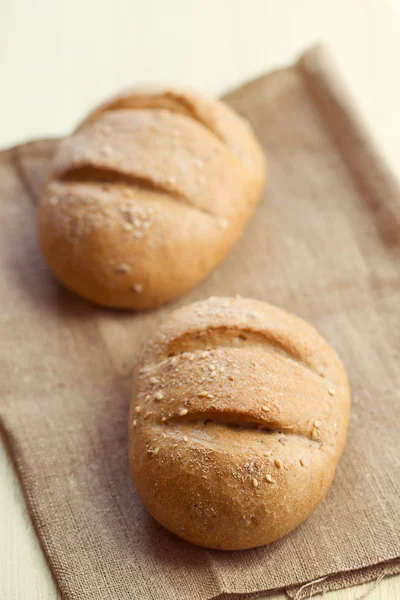 Одиночный хлеб из коричневого — стоковое фото