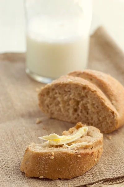Brot und Milch — Stockfoto