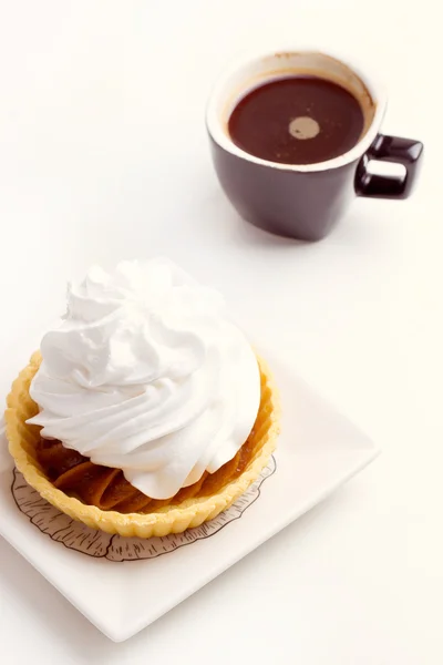 Pastel con crema batida y café — Foto de Stock