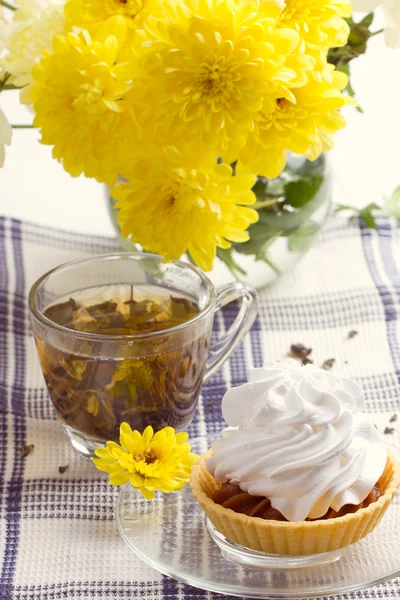Romantic breakfast. Tea, cake, chrysanthemum — Stock Photo, Image