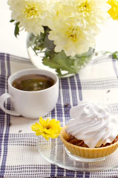 浪漫的早餐。茶、 蛋糕、 菊花 — 图库照片