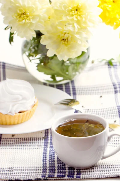 Romantisches Frühstück. Tee, Kuchen, Chrysanthemen — Stockfoto