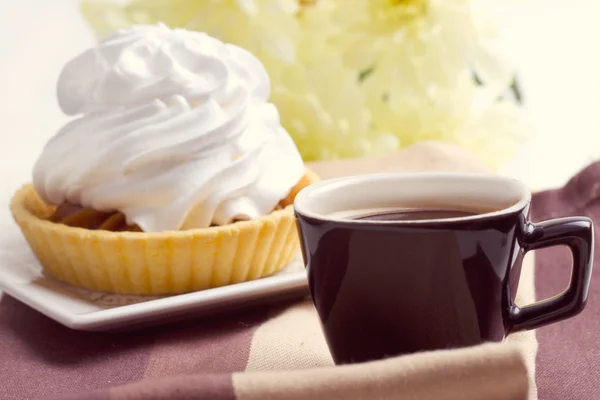 Café y pastel con crema batida — Foto de Stock