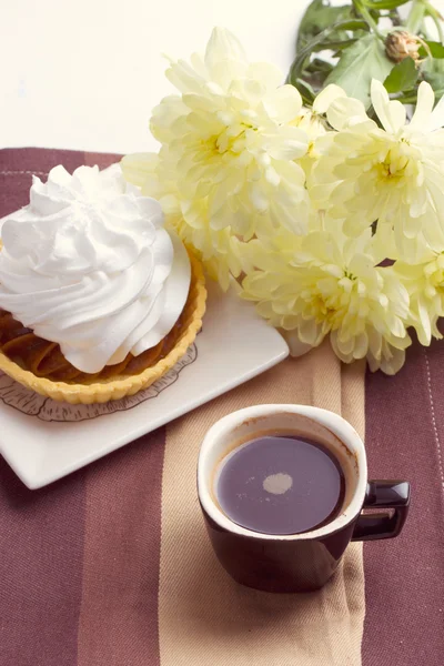 Kawa i tort z bitą śmietaną — Zdjęcie stockowe