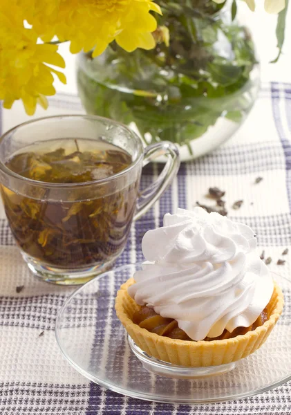 Ziołowe herbaty w szklanym pucharze i kwiaty — Zdjęcie stockowe