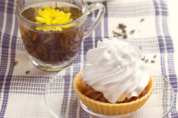 Herbal tea in glass cup and flowers — Stock Photo, Image