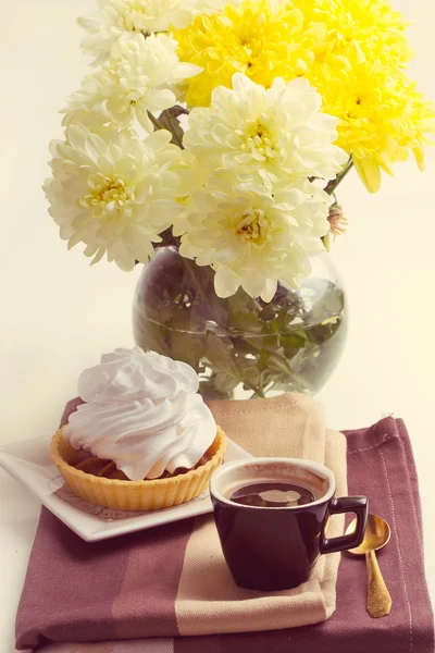 Coffee and cake with whipped cream — Stock Photo, Image