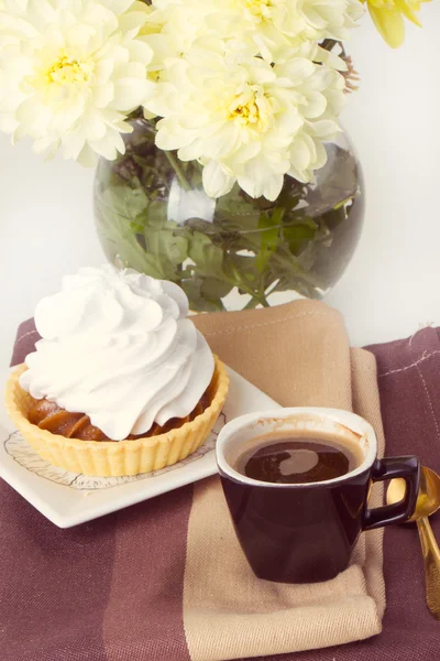 Coffee and cake with whipped cream — Stock Photo, Image