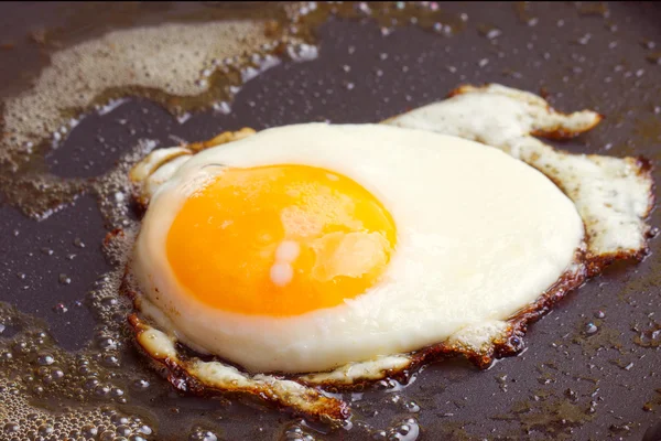 Ovos fritos em uma chapa gordurosa — Fotografia de Stock