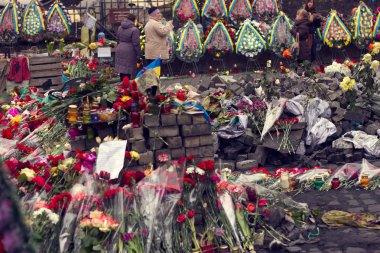 Kiev, Ukrayna, Şubat: çiçekler, bellekte lambalar