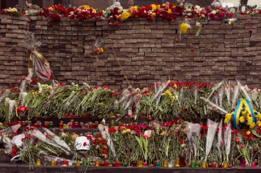 Kiev, Ukrayna, Şubat: çiçekler, bellekte lambalar