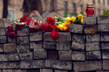 Kiev, Ukrayna, Şubat: çiçekler, bellekte lambalar