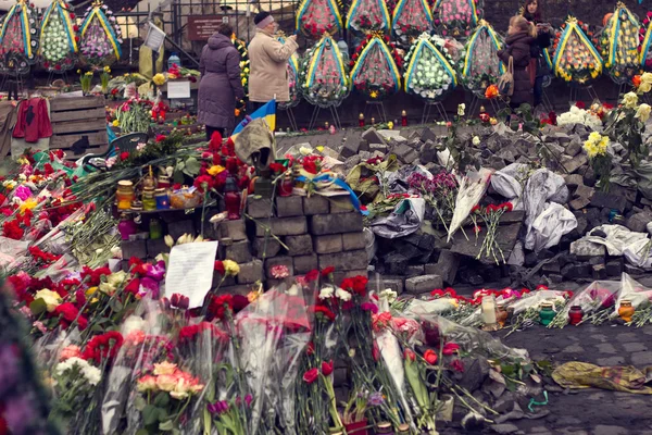Kiev, Ucrânia, fevereiro: flores, lâmpadas em memória — Fotografia de Stock