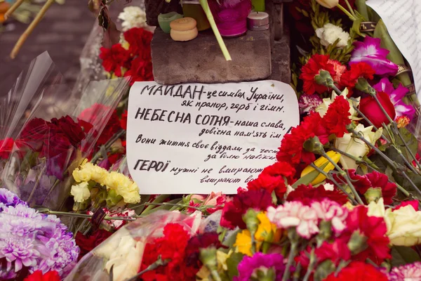 Kijów, Ukraina, Luty: kwiaty, lampy w pamięci — Zdjęcie stockowe