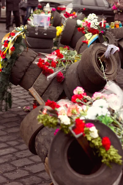 Kiew, Ukraine, Evromaydan: Blumen auf den Reifen — Stockfoto