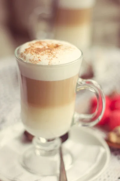 Vidrio transparente con latte en la cafetería —  Fotos de Stock