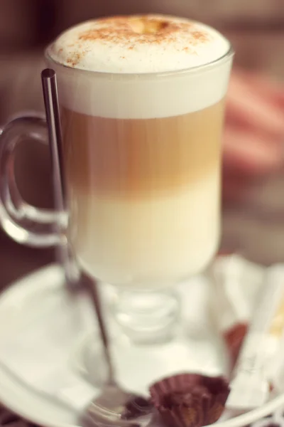Vidrio transparente con latte en la cafetería —  Fotos de Stock