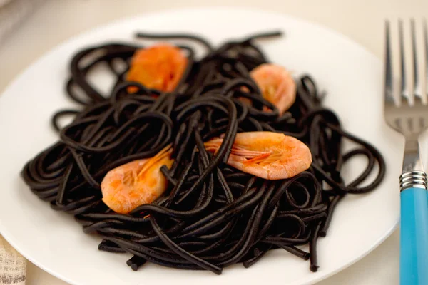 Černé špagety s krevetami — Stock fotografie