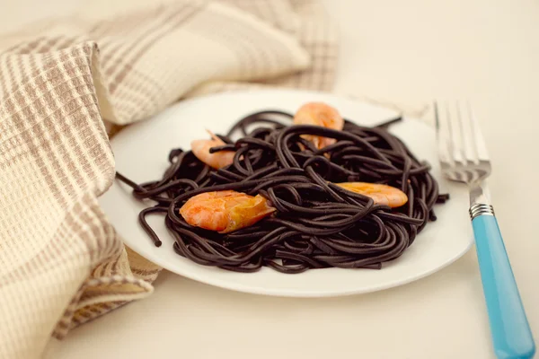 Black spaghetti with prawns — Stock Photo, Image