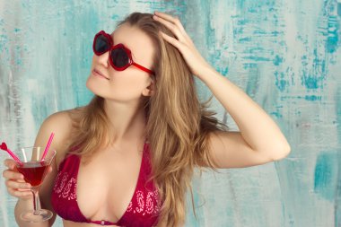güzel bir kız bir kokteyl içme
