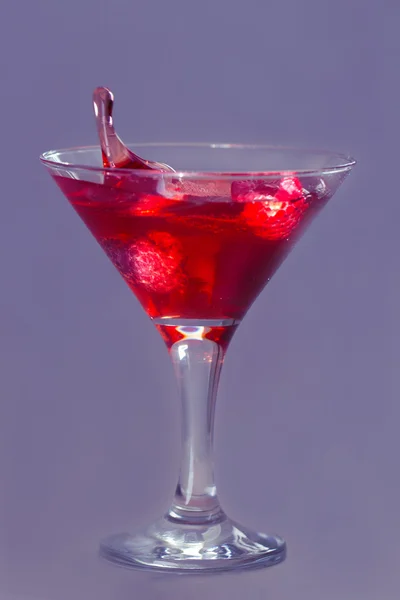 Drop of water falling in martini glass — Stock Photo, Image