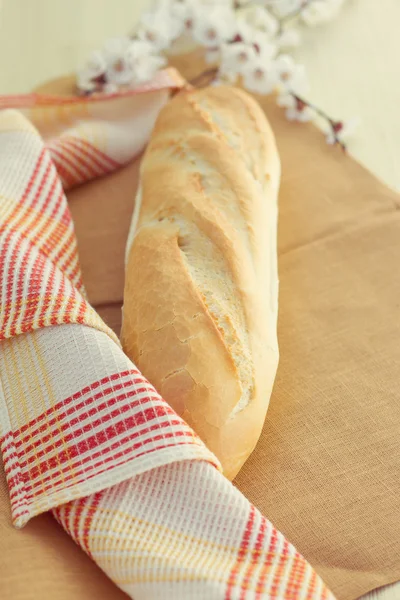 Chleb biały bochenek w pobliżu serwetki — Zdjęcie stockowe