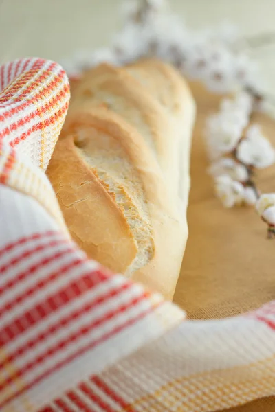 Pane bianco vicino ai tovaglioli — Foto Stock