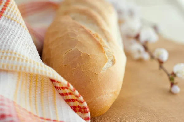 Pane bianco vicino ai tovaglioli — Foto Stock