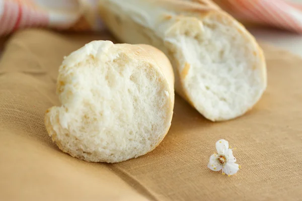 Pão branco pão perto dos guardanapos — Fotografia de Stock