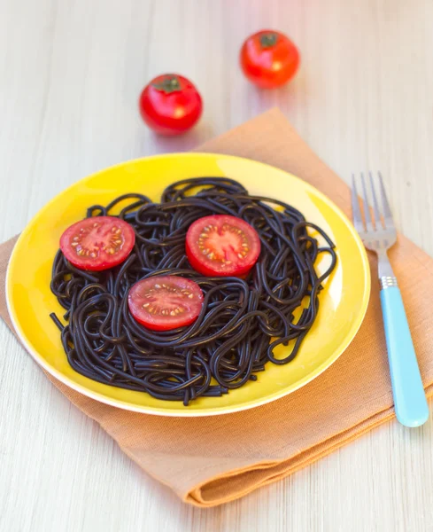 Černé těstoviny s rajčaty — Stock fotografie