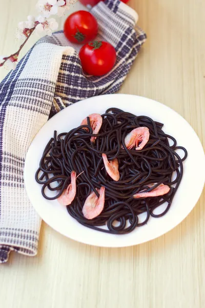 Black tagliatelle with shrimp — Stock Photo, Image