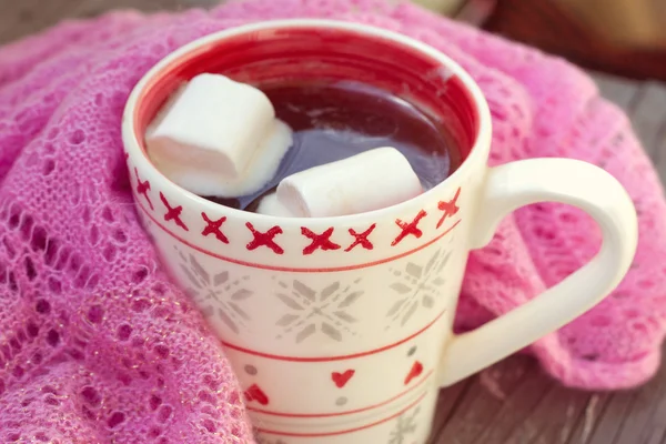 Tazza di cioccolata calda avvolta in una sciarpa — Foto Stock