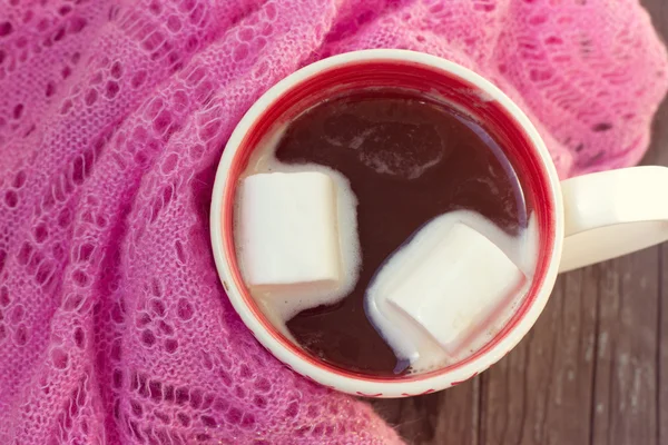 Taza de chocolate caliente envuelta en una bufanda —  Fotos de Stock